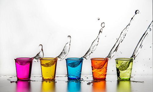 Gläser mit spritzendem Wasser.