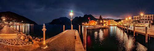 Haven en promenade van Torbole aan het Gardameer in de avond als panoramafoto