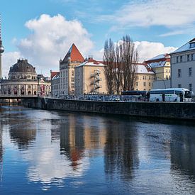 Der Fernsehturm spiegelt sich in der Spree von Götz Gringmuth-Dallmer Photography