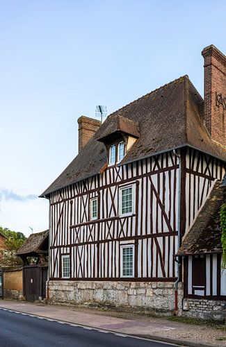 Karakteristieke straat in Acquigny, Normandië