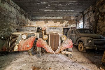 Verlaten auto's in de garage van Gentleman of Decay