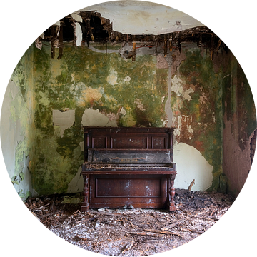 Verlaten Piano in Verval. van Roman Robroek - Foto's van Verlaten Gebouwen