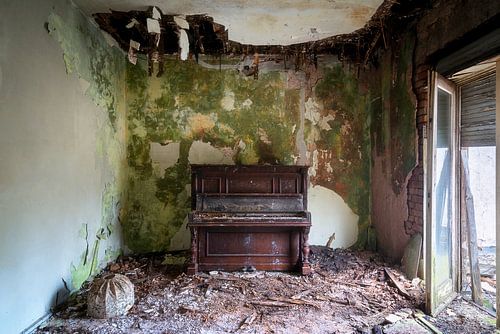 Piano abandonné à Decay.