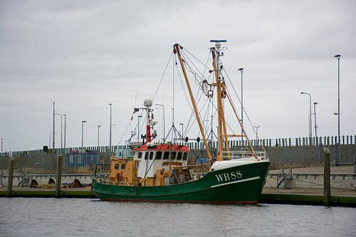 Kotter WR 88 afgemeerd in de haven van Den Oever.