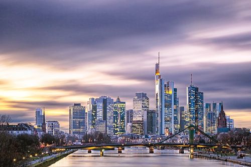 Skyline van Frankfurt bij zonsondergang