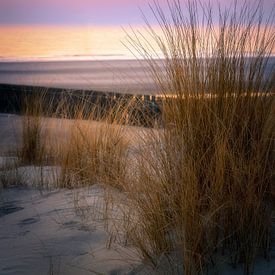 De zon is net onder op het strand van Burgh-Haamstede in Zeeland van Michel Seelen