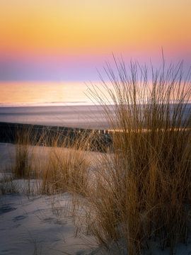 De zon is net onder op het strand van Burgh-Haamstede in Zeeland van Michel Seelen