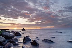Sonnenuntergang am Steinstrand