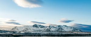Verschneite Winterlandschaft Sonnenuntergang auf den Lofoten in Norwegen