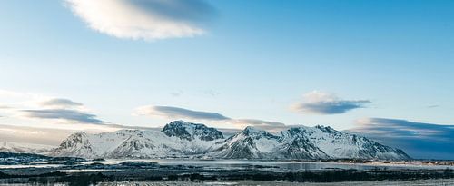 Besneeuwde winterlandschap zonsondergang in de Lofoten in Noorwegen