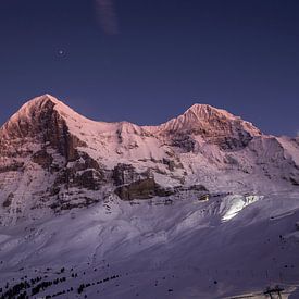 Kleine Scheidegg mit Eiger und Mönch nach Sonnenuntergang im Winter von Martin Steiner