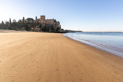 Zandstrand Praia da Angrinha met uitzicht op het kasteel Castelo de Ferragudo. Ochtend in de baai van Portimāo, Ferragudo, Algarve, Portugal