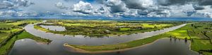 IJssel-Landschaft mit Wolken darüber