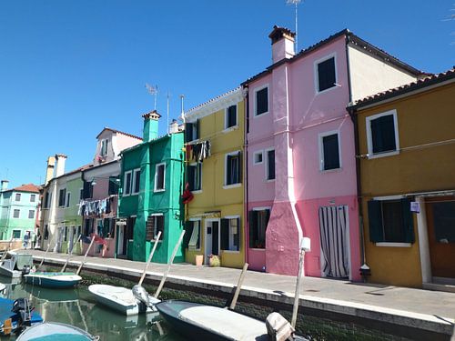 Gekleurde huisjes aan het water van Robin van Tilborg