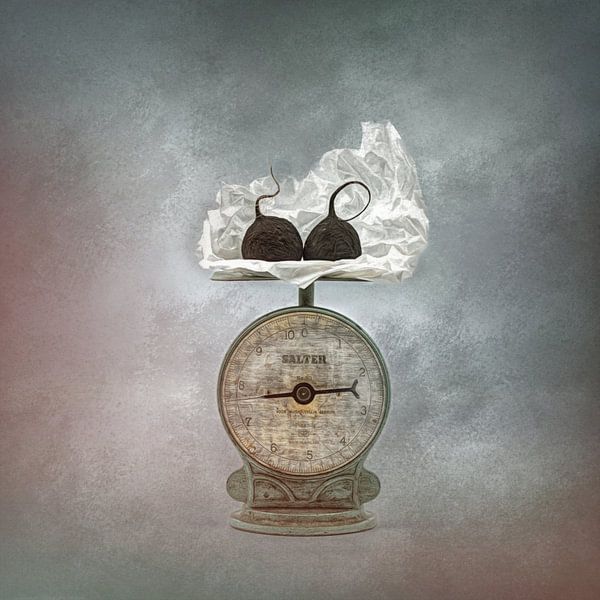 Stilleven met antieke weegschaal en rammenas . van Saskia Dingemans Awarded Photographer
