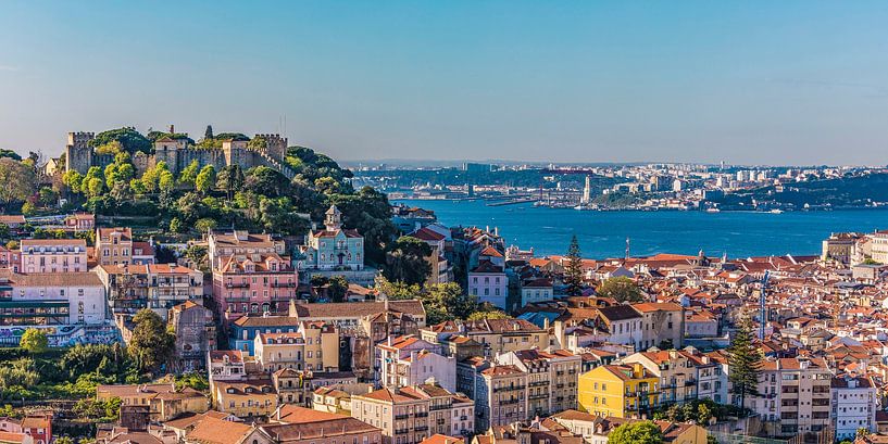 Castelo de Sao Jorge und die Altstadt in Lissabon von Werner Dieterich