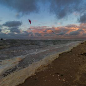 Kitesurfen tijden zonsondergang van Henri De Wit
