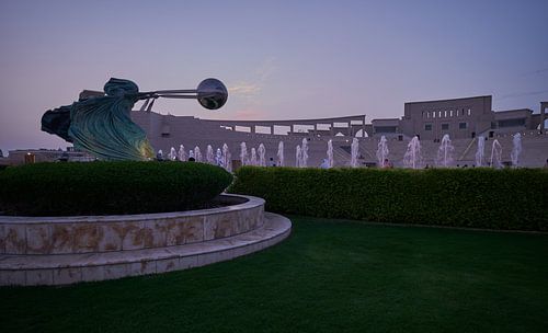 Katara Cultureel dorp in Doha, Qatar met het standbeeld van Force of Nature 2 op de voorgrond