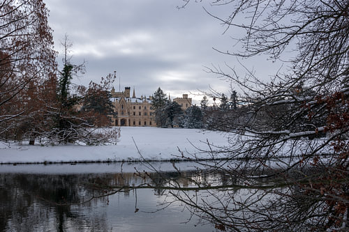 Winterse rust boven het kasteel van Lednice: een elegante inrichting voor de woonkamer