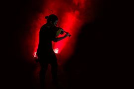 The violin player of Árstíðir by Laura Maessen | ColorIsTheLimit Photography