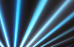 Lichtstrahlen im Nachthimmel
