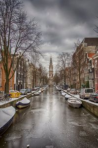 Groenburgwal met de Zuiderkerk in Amsterdam in de winter. van Don Fonzarelli