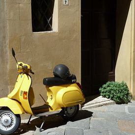 Vespa, Geel, Italie, Scooter, Brommer van Inge van Boekholt