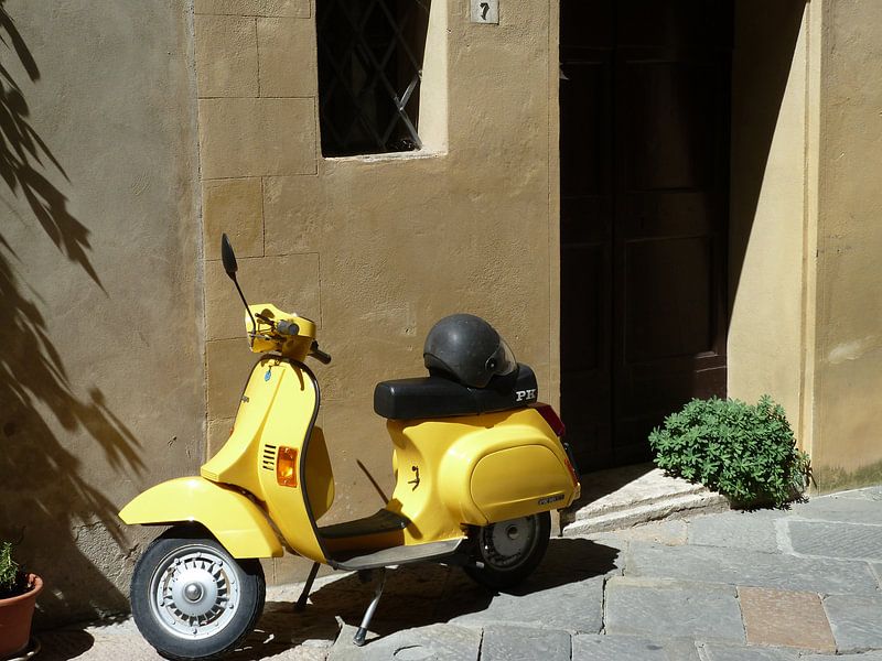 Vespa, Geel, Italie, Scooter, Brommer par Inge van Boekholt