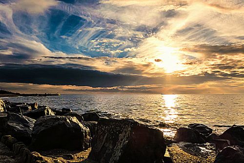 Basaltblokken, wolken, zee