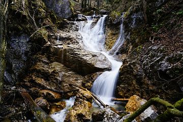 Chutes d'eau en montagne - une photographie spectaculaire de la nature, pleine d'énergie et de force. Acheter maintenant une peinture murale ou une toile et découvrir l'eau de montagne.
