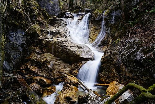 Watervallen in de bergen - spectaculaire natuurfotografie vol energie en kracht. Koop nu een muurschildering of canvas en ervaar bergwater.