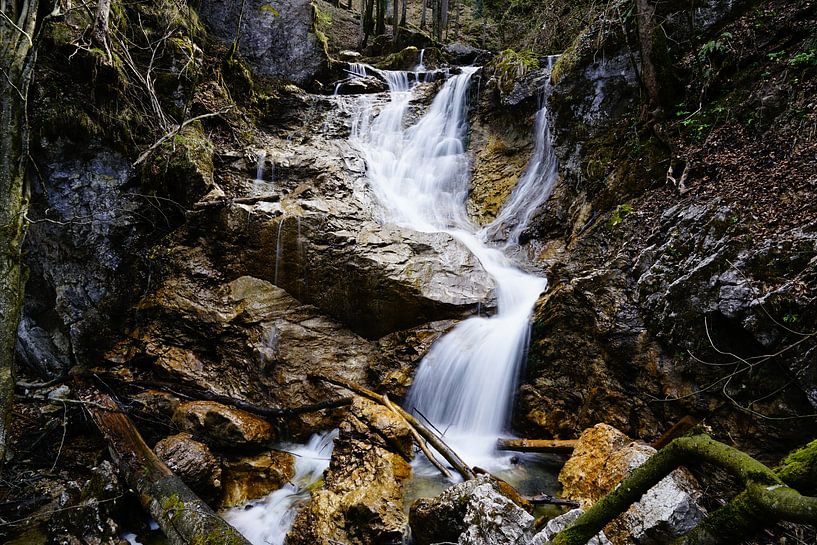 Watervallen in de bergen - spectaculaire natuurfotografie vol energie en kracht. Koop nu een muurschildering of canvas en ervaar bergwater. van Miriam Schwarzfischer Fotografie