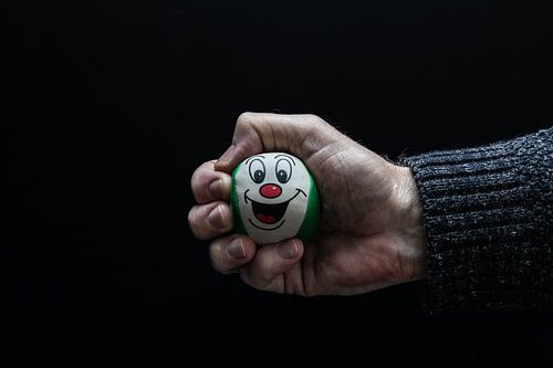 Knijpen in stressbal tegen frustratie