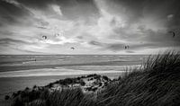 Kite-Surfer Maasvlakte Strand schwarz und weiß von Marjolein van Middelkoop Miniaturansicht