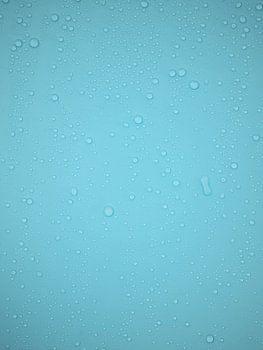 Wassertropfen auf einer türkisblauen Oberfläche