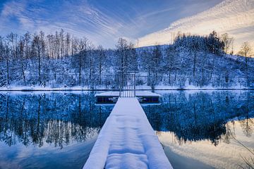 Loopbrug in de sneeuw Aggertalsperre van Henrys-Photography