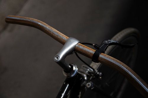 Het fietsstuur in houtlook.