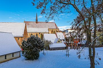 Blick auf das Kloster zum Heiligen Kreuz im Winter in der Hanses
