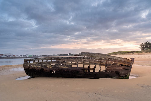 La barque abandonnée — Mémoire des marées