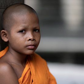 Close up boeddhistische monnik Angkor wat van Rick Van der Poorten