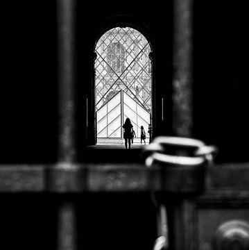 Eenzaam meisje in de buurt van het Louvre van Jan Hermsen