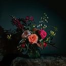 Stilleben mit Blumen als Blumenstrauß in einer Glasvase, moderne Fotografie von Roger VDB Miniaturansicht
