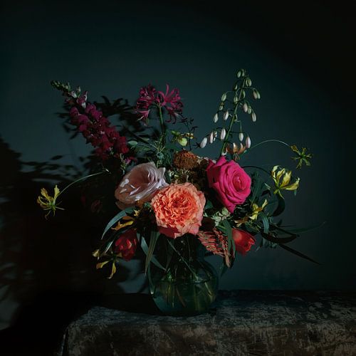 Nature morte avec des fleurs en bouquet dans un vase en verre, photographie moderne