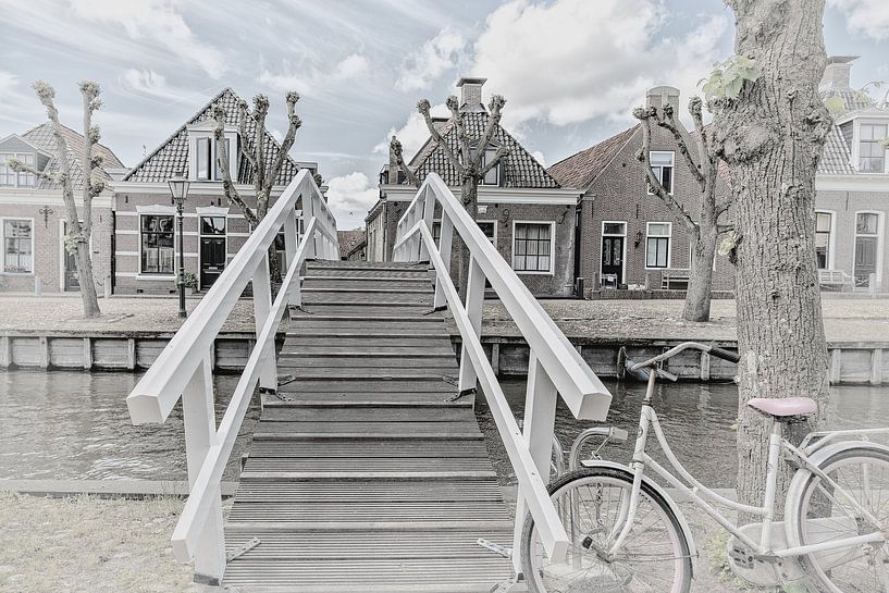 Holzbrücke über den Kanal im Dorf &quot;Sloten&quot; in Friesland, Nederlandnd) Brücke über  von Dick Jeukens