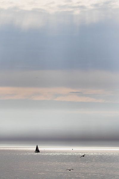Rayons de soleil et voilier en mer par Anne Zwagers