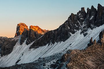 Gloeiende bergtop in de Dolomieten, Italië van Tijmen Hobbel