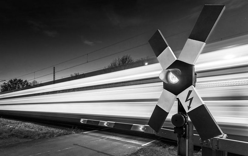 Bahnübergang mit vorbeirasendem Schnellzug von Frank Herrmann