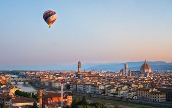 Heißluftballon mit Florenz im Hintergrund bei Sonnenaufgang