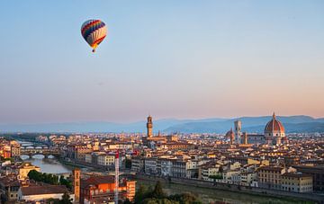 Heißluftballon mit Florenz im Hintergrund bei Sonnenaufgang von Sidney van den Boogaard