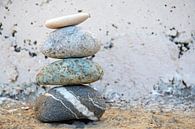 Zen-Steinhaufen mit altem Hintergrund von Trinet Uzun Miniaturansicht
